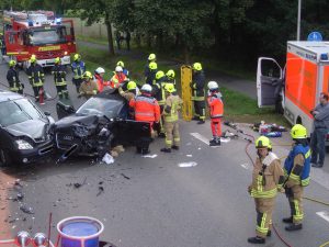 Im Hintergrund steht mehrfach der Löschangriff der Prisdorfer Kameraden bereit, vorn wird das Dach des Audi Cabrio mit dem Messer geöffnet, um die Schnittpunkte festzulegen.