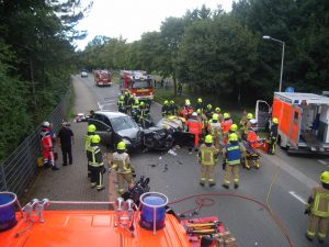 Die Rettungstrage steht bereit, letzte Absprachen zwischen Feuerwehr und Notarzt vor der Rettung des Fahrers.