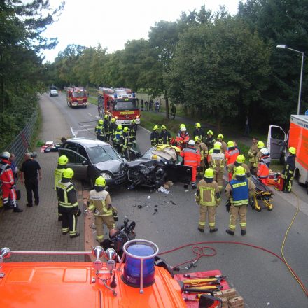 Die Rettungstrage steht bereit, letzte Absprachen zwischen Feuerwehr und Notarzt vor der Rettung des Fahrers.