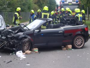Das Audi Cabrio ist schwer beschädigt, alle Sicherheitseinrichtungen darin haben ihre Arbeit getan und somit Schlimmeres verhindert.