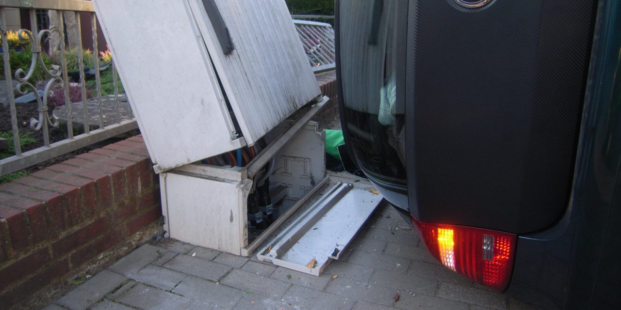 Verkehrsunfall PKW liegt auf der Seite