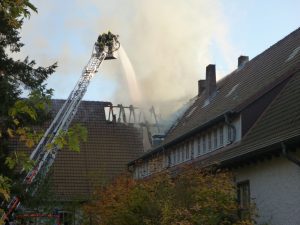 Im Mittelteil des Gebäudes in T-Form brannte das Dach zuerst durch