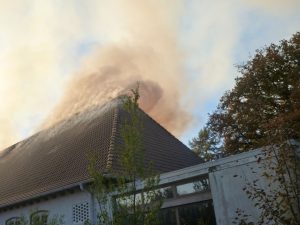 Auch dieser Gebäudeteil steht kurz vor der Durchzündung