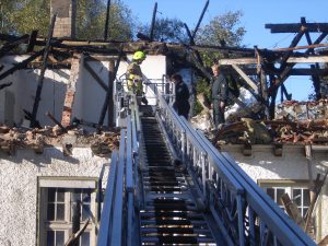 Über die Drehleiter gelangten die Beamten in das ausgebrannte Dachgeschoß