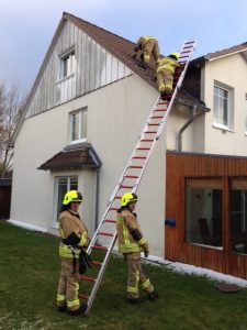 Die losen Dachpfannen werden gesichert