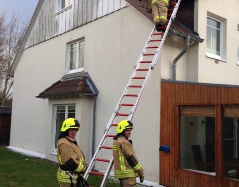 Dachziegel drohen vom Dach zu fallen