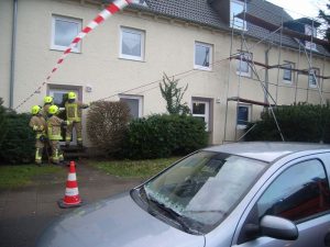 Nach der Strassensperrung wurde das Gerüst bis zur Demontage gesichert