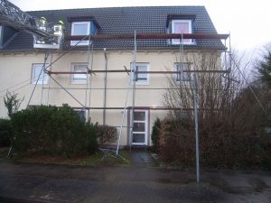 Demontage des Gerüsts aus dem Korb der Drehleiter.