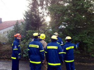 Mit Fachberatern des THW wird das weitere Vorgehen besprochen