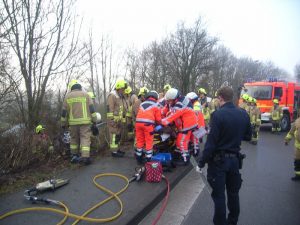 Geschafft - Person befreit und zum Transport ins Krankenhaus bereit.