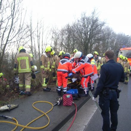 Geschafft - Person befreit und zum Transport ins Krankenhaus bereit.