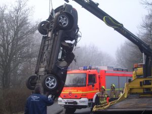 Unterstützung bei der Bergung des PKW.