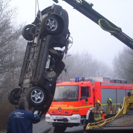 Unterstützung bei der Bergung des PKW.