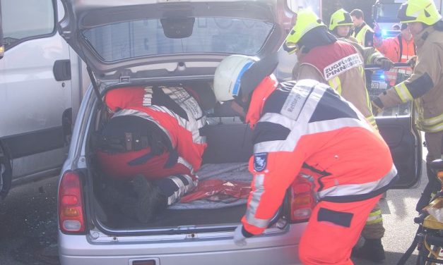 Verkehrsunfall mit eingeklemmter Person