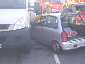 Der Nissan klemmte unter dem Kleinlaster fest