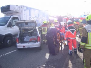 Die Fahrerin ist befreit und wird abtransportiert