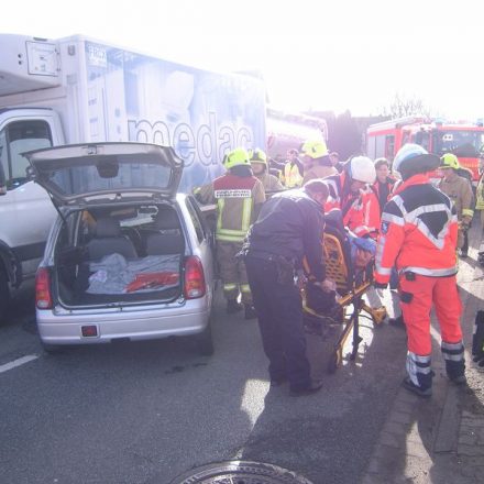 Die Fahrerin ist befreit und wird abtransportiert