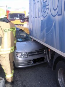 Die A-Säule des Nissan ist zwar stark eingedrückt, aber zum Glück kam er noch vor dem Tank des LKW zum Stehen.
