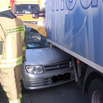 Die A-Säule des Nissan ist zwar stark eingedrückt, aber zum Glück kam er noch vor dem Tank des LKW zum Stehen.