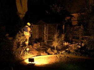 Nachkontrolle der gelöschten Überreste der Gartenlaube