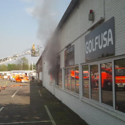 Das Dach wurde mittels Wärmebildkamera von der Drehleiter aus kontrolliert