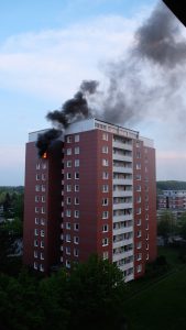 Noch während die Wasserversorgung zur Steigleitung aufgebaut wurde schlugen plötzlich die Flammen aus dem Fenster 2-3 Meter heraus