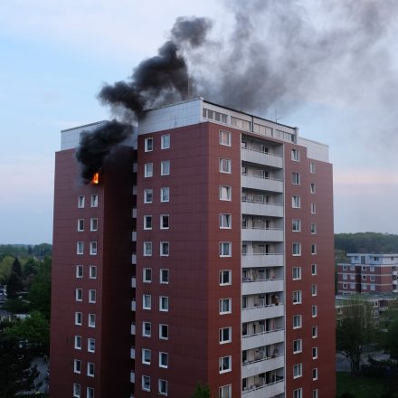 Noch während die Wasserversorgung zur Steigleitung aufgebaut wurde schlugen plötzlich die Flammen aus dem Fenster 2-3 Meter heraus