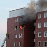 Mit der Drehleiter wurde von außen gesichert, dass die Flammen nicht in den 11. Stock überschlagen