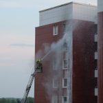 Der Bereich um das Fenster wurde mit Schaum abgedeckt
