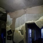 Durch die enorme Hitzeentwicklung ist der Putz in der Wohnung von den Wänden geplatzt.