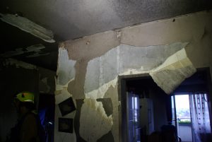 Durch die enorme Hitzeentwicklung ist der Putz in der Wohnung von den Wänden geplatzt.