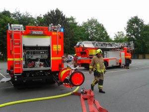 Das erste Hilfeleistungslöschfahrzeug und die Drehleiter an der Einsatzstelle.