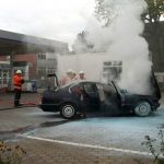 Das brennende Fahrzeug stand zuerst neben einer Zapfsäule links unter dem Dach