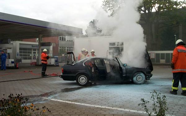 brennt Pkw auf Tankstelle