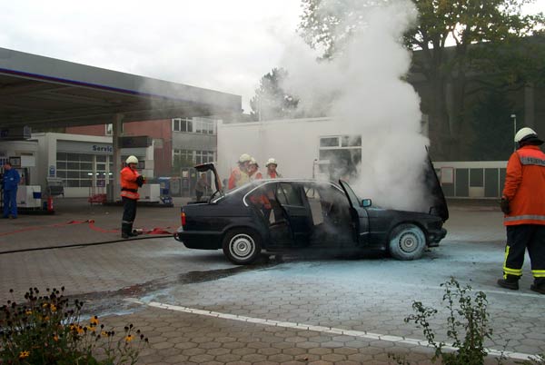 Das brennende Fahrzeug stand zuerst neben einer Zapfsäule links unter dem Dach