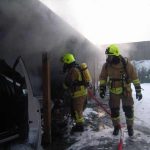 Mit einem C-Rohr wurde unter Atemschutz die Brandbekämpfung durchgeführt