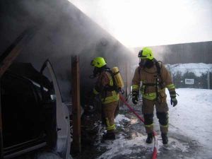 Mit einem C-Rohr wurde unter Atemschutz die Brandbekämpfung durchgeführt