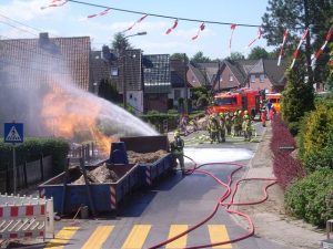 Die über der Brandstelle verlaufende Stromleitung wurde beschädigt