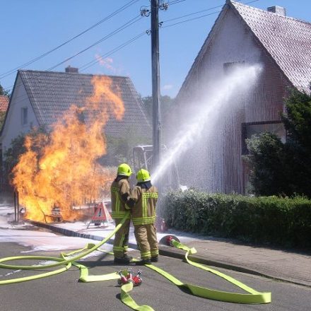 Der Druckluftschaum klebt an der Fassade und bildet eine Isolierschicht gegen die Wärmestrahlung der Gasflamme