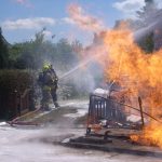 Der schnelle Löschangriff verhindert einen Dachstuhlbrand an dem teilweise von den Flammen beaufschlagtem Haus