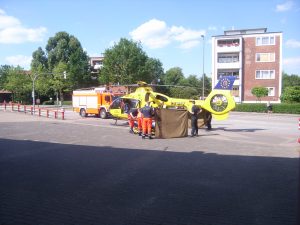 Die Patientin wird in den Hubschrauber verladen