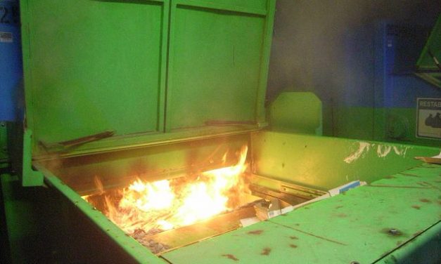 Brennt Papiercontainer