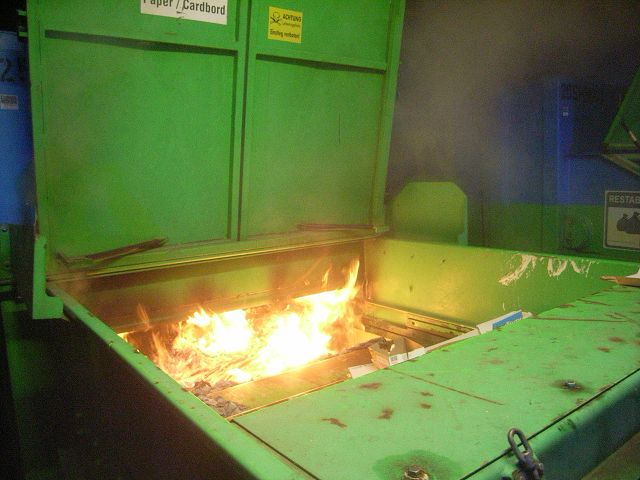 Brennt Papiercontainer