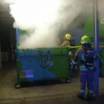 Unter dem Schleppdach wird der Löschangriff mit Druckluftschaum vorgenommen