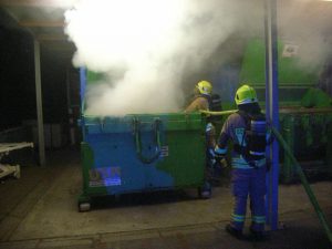Unter dem Schleppdach wird der Löschangriff mit Druckluftschaum vorgenommen