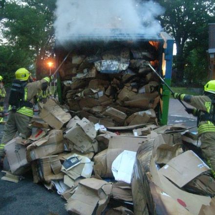 Auf dem Betriebsgelände wird der Container entleert