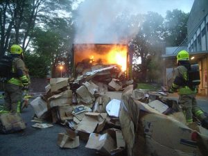Wieder flammt der Inhalt auf