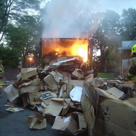 Wieder flammt der Inhalt auf
