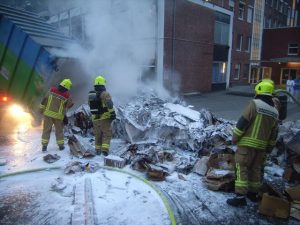 Der Schaumeinsatz zeigt Wirkung, das Feuer ist aus.