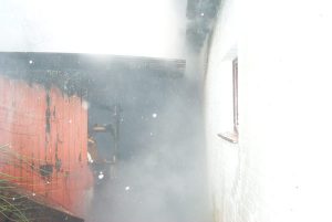 Von diesem Schuppen sprang das Feuer auf das Dach über